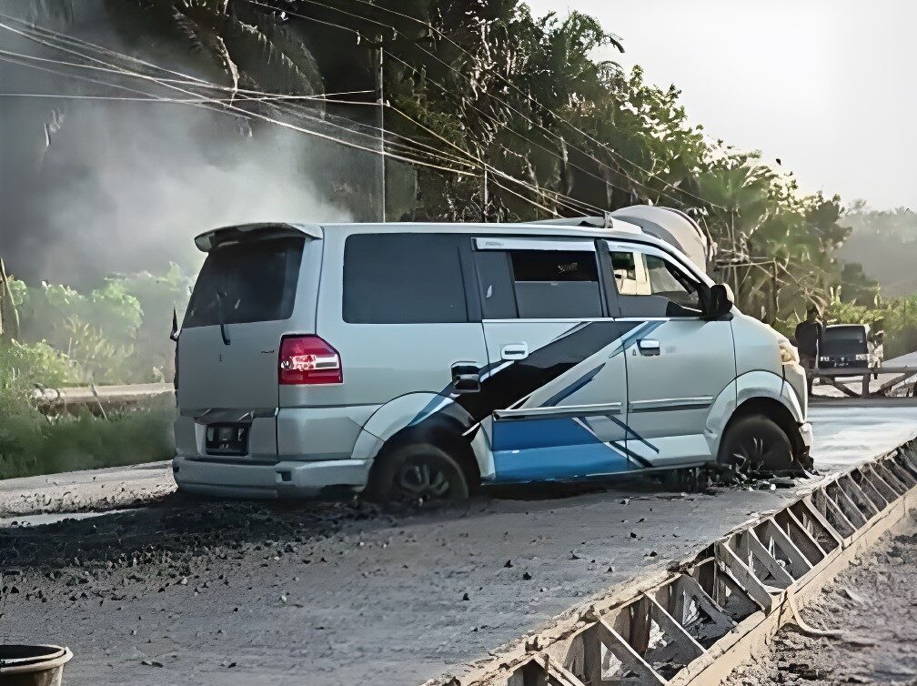 Mobil Terjebak di Jalan Cor Basah