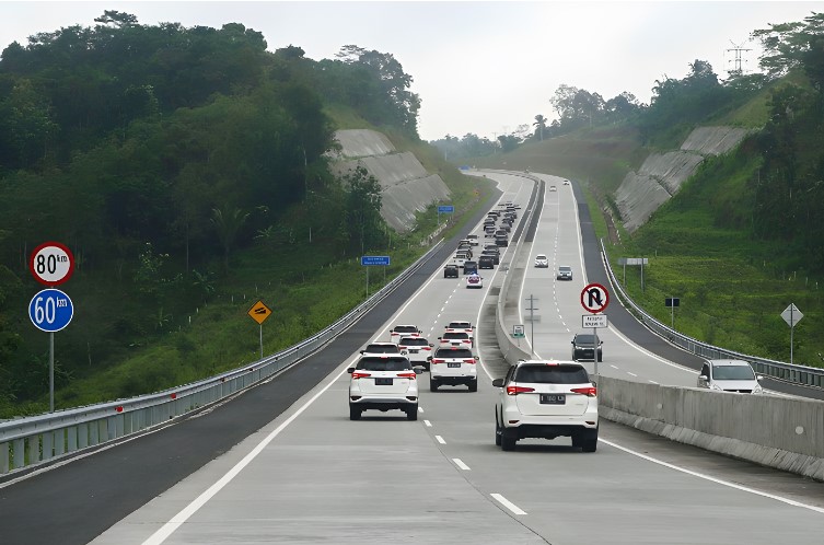 Denda Rp 250.000 Menanti Pengendara yang Melanggar Aturan Lane Hogging