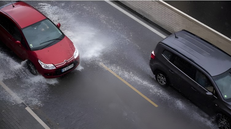 Cuaca Buruk Meningkatkan Risiko Aquaplaning di Jalan Tol