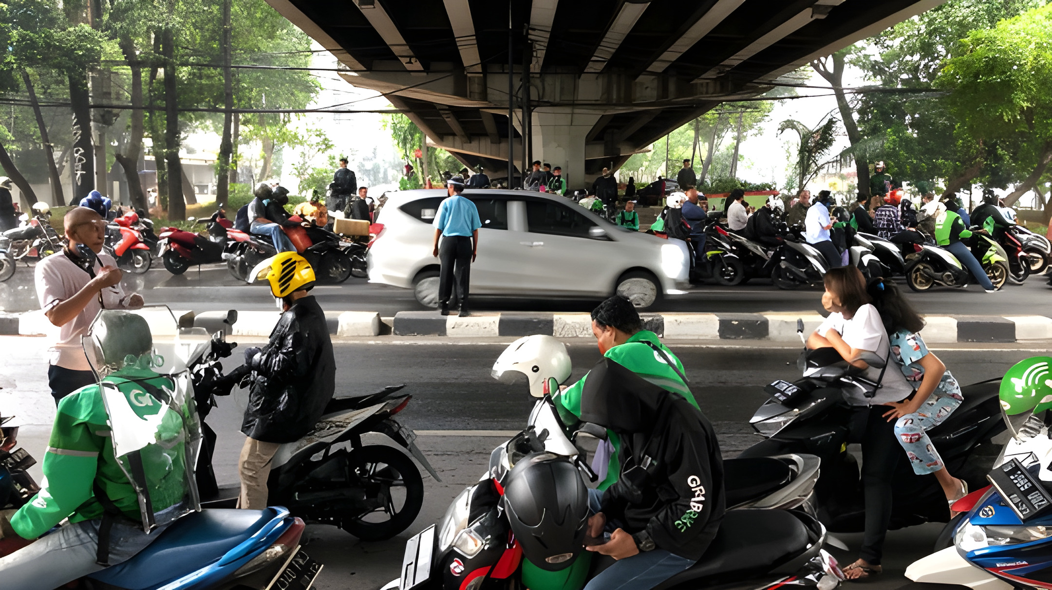 Hati-Hati Saat Musim Hujan, Pengendara Motor Perlu Memilih Lokasi Berteduh dengan Bijak