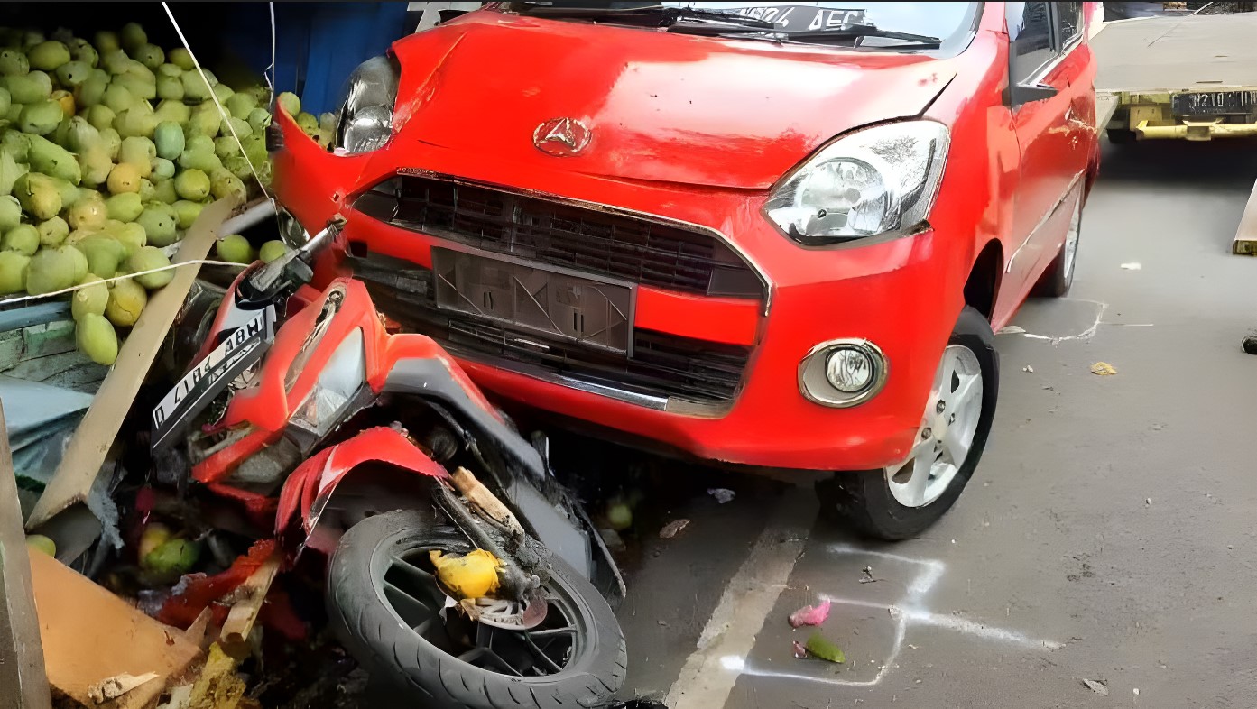 kecelakaan-mobil-tabrak-warung